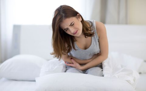 Typisch für einen akuten Porphyrieschub sind kolikartige Bauchschmerzen.